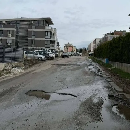 Лунен пейзаж и теч: Гражданин алармира за сериозни проблеми на улица в София СНИМКИ