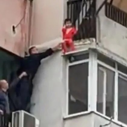 Социални изведоха от семейната среда детето, провиснало от тераса в Ямбол
