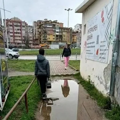 Деца и възрастни ежедневно са принудени да преминават през кална