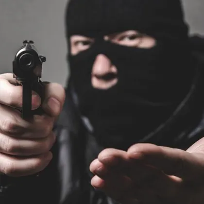 Три часа терор: Оковаха архитекти с белезници в дома им в Марково