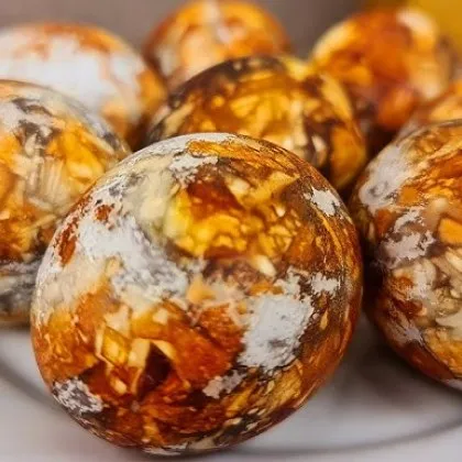 Великден без химия: как да боядисаме яйца с природни бои от кухнята