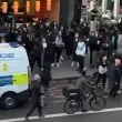 Хаос в британски градове! Тийнейджъри вилняха по улиците, сблъскаха се с полицията ВИДЕО