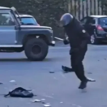 Екшън! Шофьор с джип помете въоръжен с мачете ВИДЕО