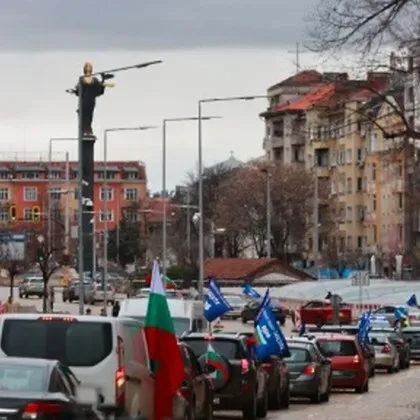 Граждани се събраха на протестно автошествие в центъра на София