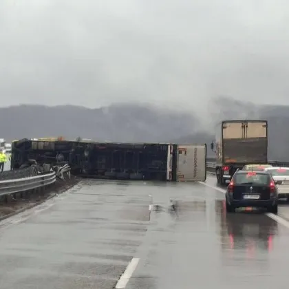 Камион се преобърна на АМ "Хемус" СНИМКИ