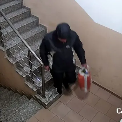 Мъж в черно отмъкна колело от блок, търсят го ВИДЕО