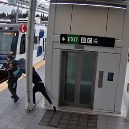 Нападател се нахвърли на мъж, опита да го избута пред влак ВИДЕО