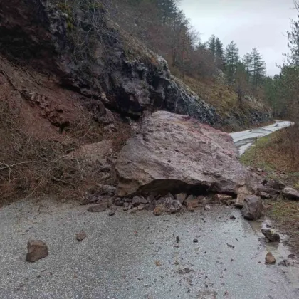 Огромна скала се стовари в Смолянско