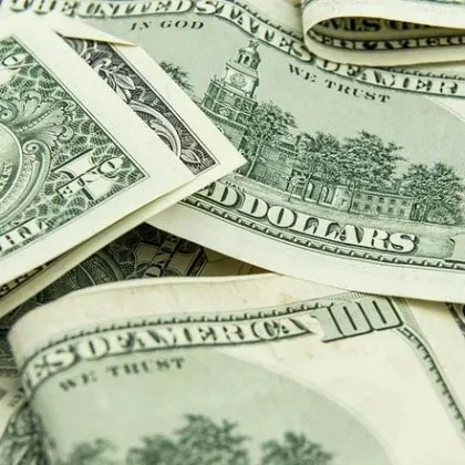 Отмъстителен малчуган изхвърли 88 000 долара през прозореца