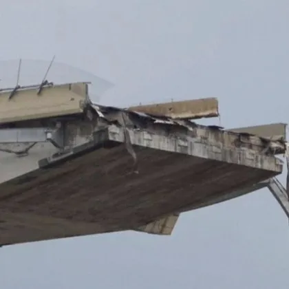 Пътен мост се срути в Италия, преля река Триньо