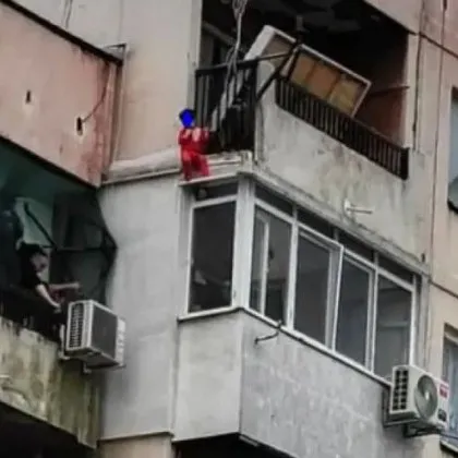 Проговориха родителите на детето, провиснало на тераса в Ямбол