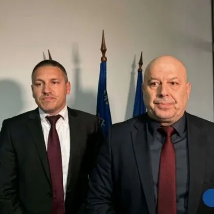 Компютър с файлове и снимки на лични карти на над