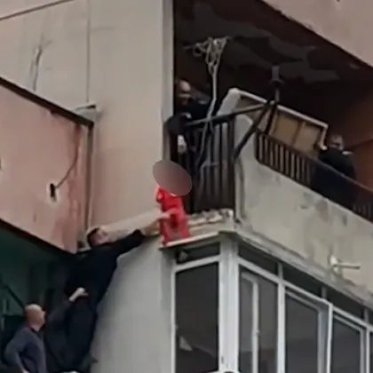 Задържаха родителите на малкото момче което увисна на парапет на
