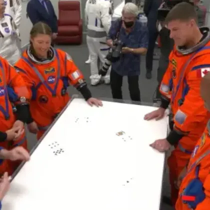 Защо астронавтите от Artemis II играха карти преди полета към Луната ВИДЕО