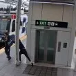 Нападател се нахвърли на мъж, опита да го избута пред влак ВИДЕО