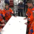 Защо астронавтите от Artemis II играха карти преди полета към Луната ВИДЕО