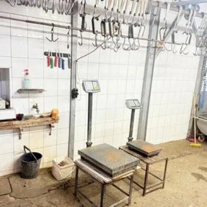 БАБХ разкри съмнителна кланица в къща, поставиха над 500 кг храна под дабрана