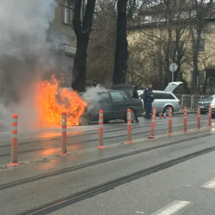 Кола се запали в София СНИМКА