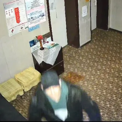 Мъж нахлу в здравна служба, неутрализира камерата СНИМКИ