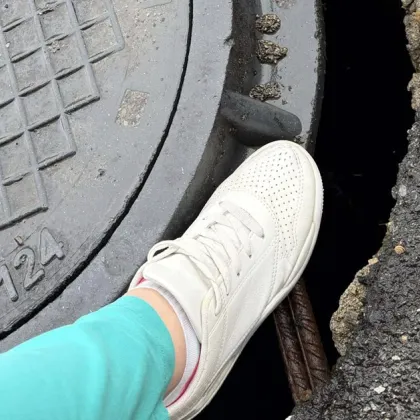 Опасен капан в Стара Загора: Пропаднала шахта застрашава пешеходци и шофьори СНИМКИ