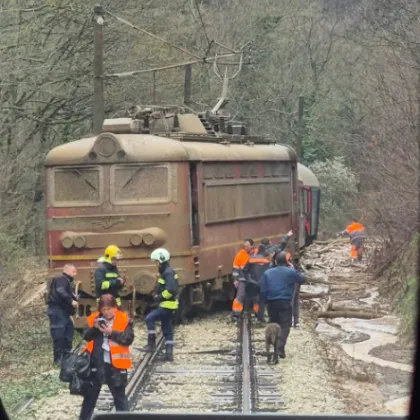 Локомотив и два вагона на пътнически влак са дерайлирали в