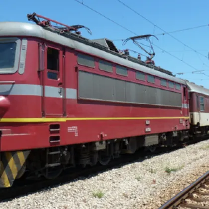 Пътнически влак дерайлира в Старозагорско