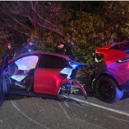 Porsche се разцепи на две след удар СНИМКА