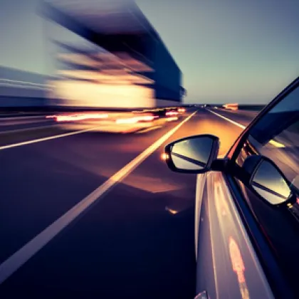 Предлагат ограничаване на максималната скорост на новите коли