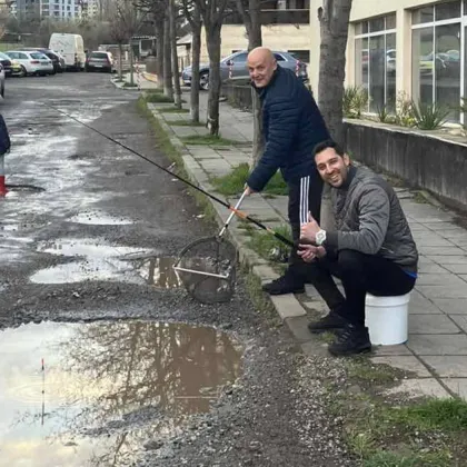 С въдица в ръка и кепче над огромна локва така