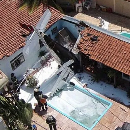 Самолет се разби в жилищна сграда, има жертви