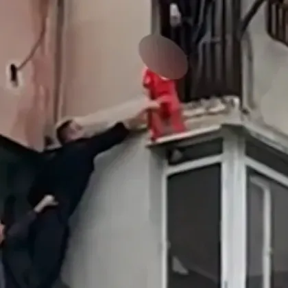 Съседи на увисналото от тераса дете: Не сме виждали дечицата да ги извеждат на разходка