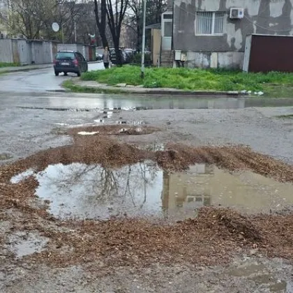 Запълниха дупки на паркинг с ... дървени трици СНИМКИ