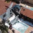 Самолет се разби в жилищна сграда, има жертви