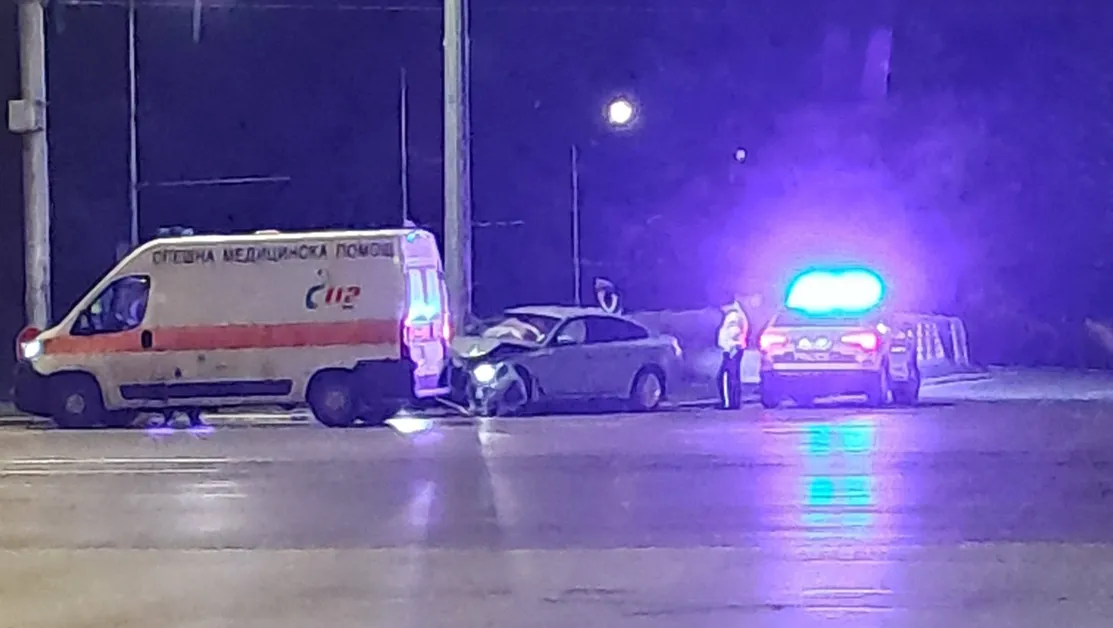 BMW и такси се сблъскаха в София