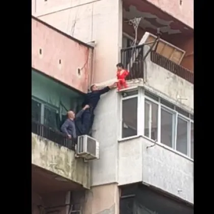 Детето, увиснало от балкон в Ямбол, и сестричката му са настанени в приемно семейство