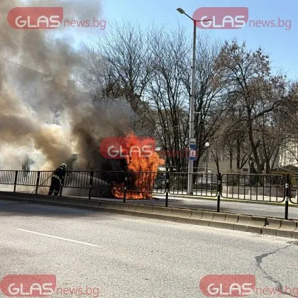 Извънредно! Пламна градски автобус в Пловдив СНИМКИ