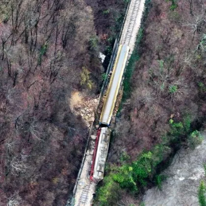 Продължава разчистването на скалната маса по релсите след дерайлиралия влак