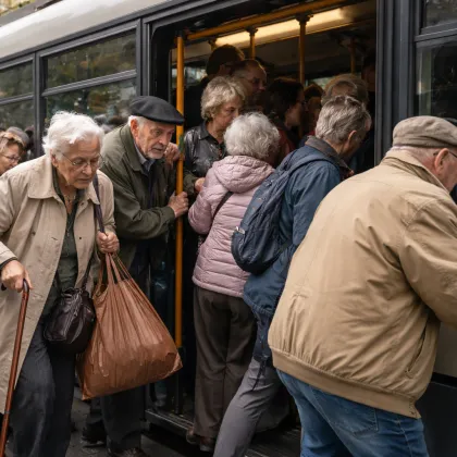 Абсурд в Плевен: тролеи с една врата мъчат възрастни - инцидентите започнаха