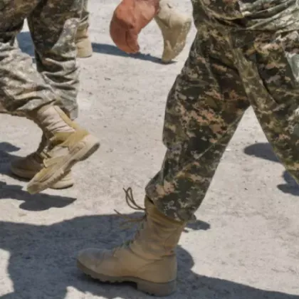 Бият се на хартия: войници в тила давали заплатите си на командири