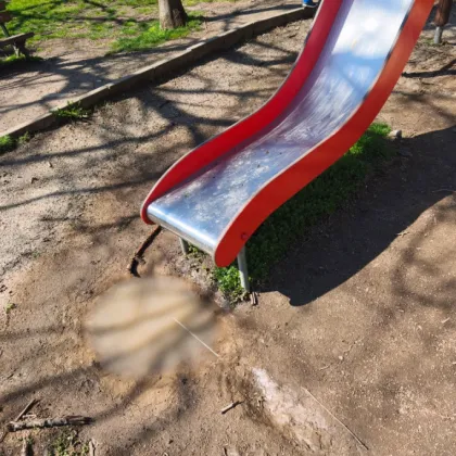 Голямо забавление? "Басейн" очаква спускащите се по пързалка деца в София СНИМКА