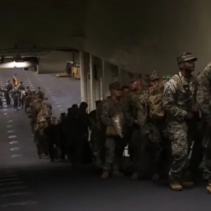 Иран атакува американски десантен кораб, превозващ 5000 морски пехотинци