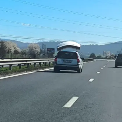 Матрак полетя от кола на АМ "Хемус" ВИДЕО