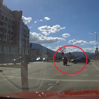 Моторист прелетя на червено в София, размина се на косъм от катастрофа ВИДЕО