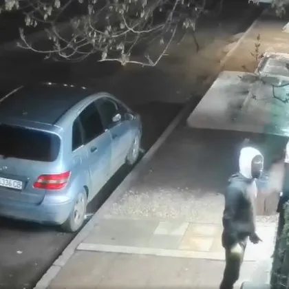 Пълен резил: трима се бориха с кафемашина, накрая си тръгнаха с шепа монети ВИДЕО