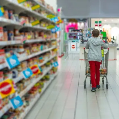 Шок в британски магазин: клиентка остави &bdquo;изненада" на рафт и избяга