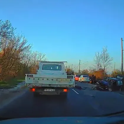 Тежка катастрофа край Черноземен, кола се обърна по таван СНИМКА