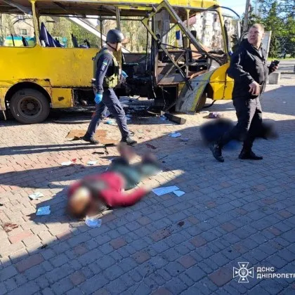 9 загинаха след руски бомбардировки по Украйна; атакува пътнически автобус СНИМКА 18+