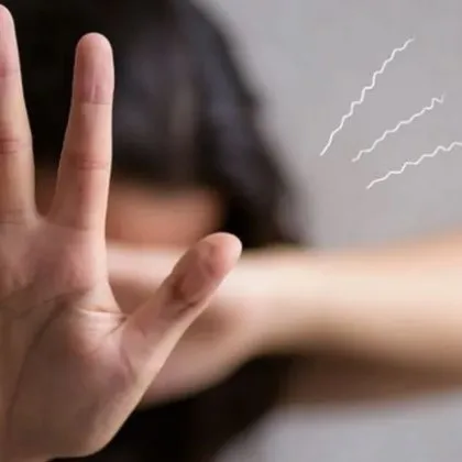 Кошмар! Мъж блудства с тийнейджърки в автобус