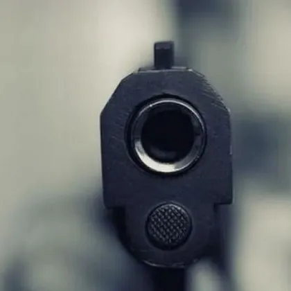 Мъж стреля с пистолет край непълнолетни в София