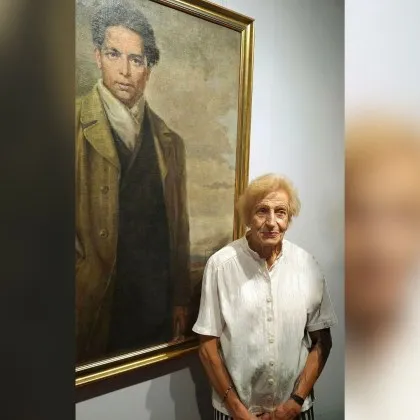 Починала е родственицата на Христо Смирненски Маргарита Маринова която бе и